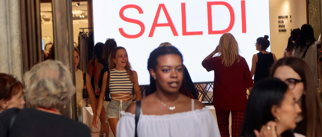 Saldi estivi 2025, come sono partiti a Milano. E quanto si è speso a persona (spoiler: più del previsto)