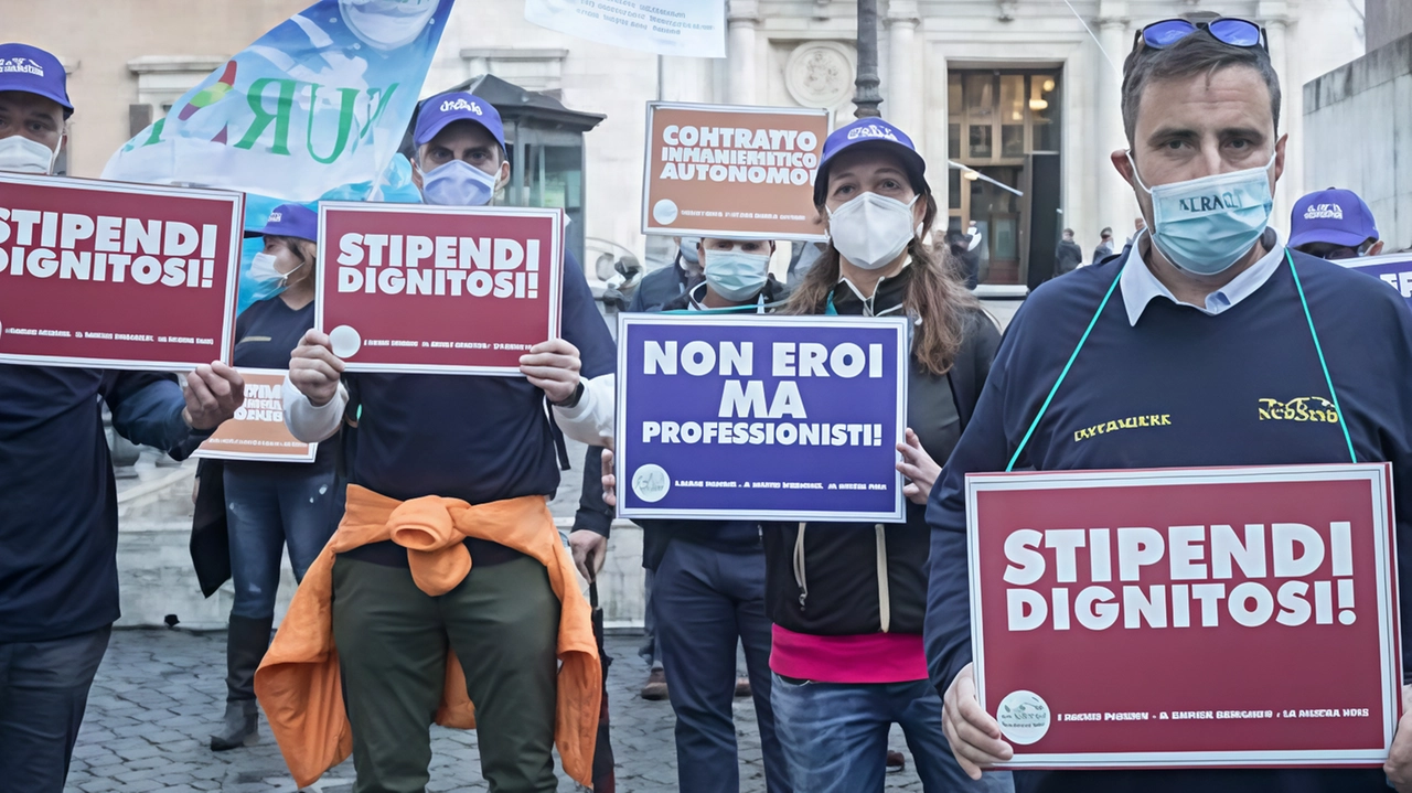 Una protesta degli infermieri in prima linea durante la pandemia nelle strutture sanitarie per chiedere un miglioramento delle condizioni di lavoro e contrattuali Una protesta degli infermieri in prima linea durante la pandemia nelle strutture sanitarie per chiedere un miglioramento delle condizioni di lavoro e contrattuali