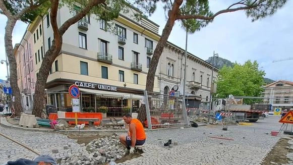 I pini non sono stati abbattuti I lavori per la riqualificazione dell’area si sono conclusi