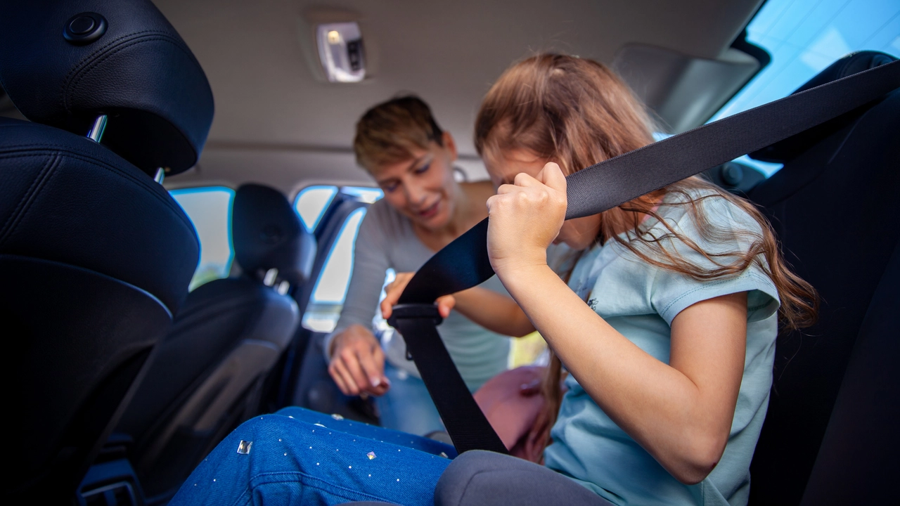 Cinture di sicurezza: l'importanza di allacciarle anche per i passeggeri seduti dietro Cinture di sicurezza: l'importanza di allacciarle anche per i passeggeri seduti dietro