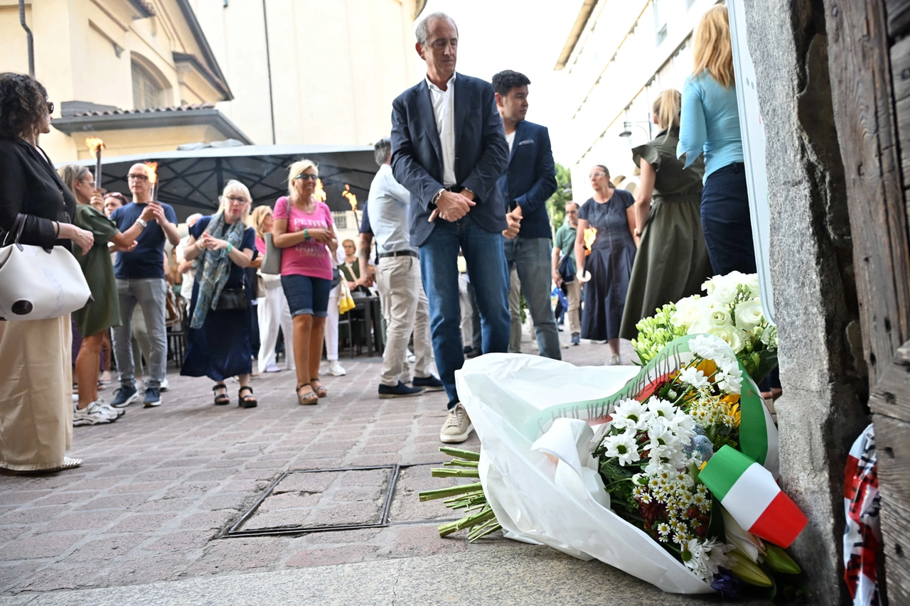 Il sindaco di Busto Arsizio Emanuele Antonelli. Davanti al negozio di Davide Gorla in via Milano sono stati lasciati decine di mazzi di fiori