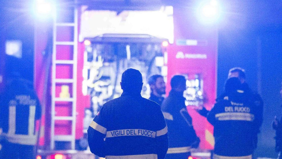 Vigili del fuoco in azione (foto di archivio)