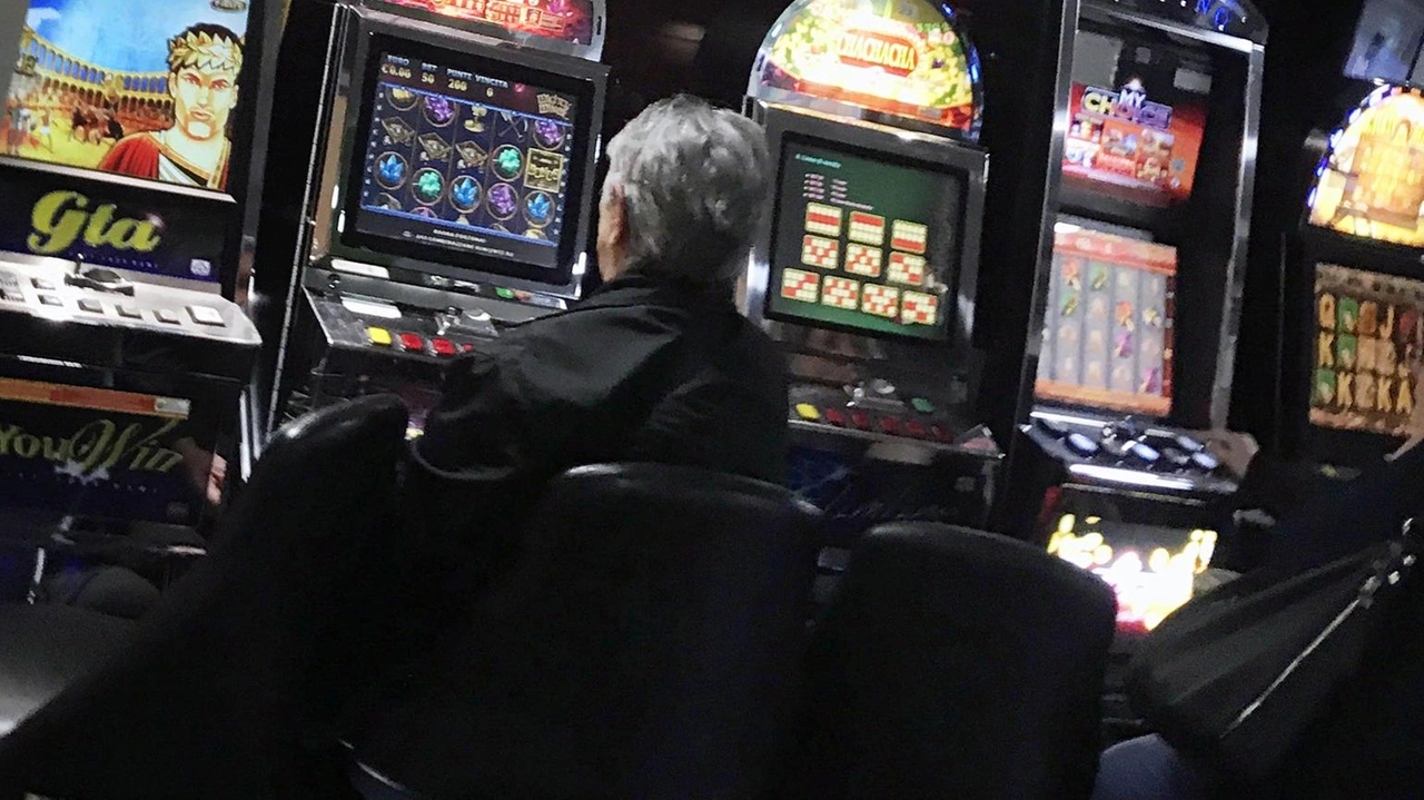 Per i "malati di gioco" che avevano esaurito i contanti, i gestori permettevano di continuare le scommesse ricorrendo alle carte di credito o di debito Per i "malati di gioco" che avevano esaurito i contanti, i gestori permettevano di continuare le scommesse ricorrendo alle carte di credito o di debito
