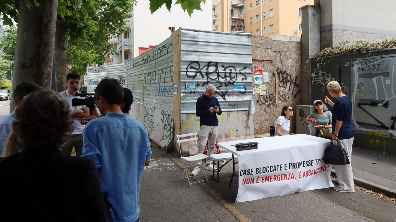 La protesta delle Famiglie Sospese davanti al cantiere di via Lepontina La protesta delle Famiglie Sospese davanti al cantiere di via Lepontina