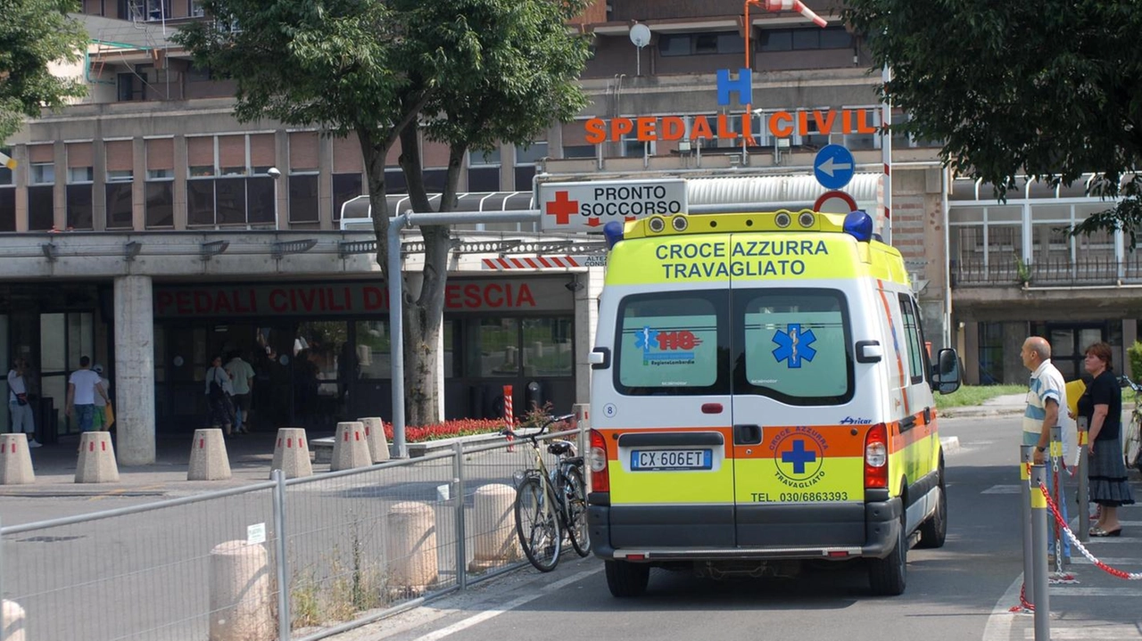 Una lite tra ragazze, entrambe italiane, ha rischiato di trasformarsi in tragedia poiché i loro fidanzati, un gambiano di 30... Una lite tra ragazze, entrambe italiane, ha rischiato di trasformarsi in tragedia poiché i loro fidanzati, un gambiano di 30...