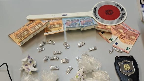 Le dosi di cocaina e i contanti sequestrati al pusher albanese che ha finto di non parlare l’italiano Le dosi di cocaina e i contanti sequestrati al pusher albanese che ha finto di non parlare l’italiano