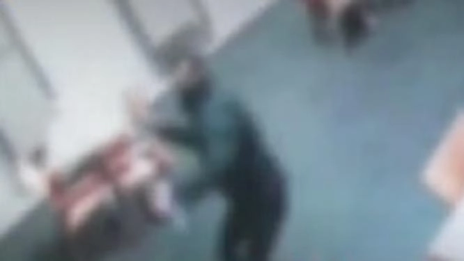 Cremona, il gruppo di adolescenti ha rubato i resi di vetro buttati da un bar Cremona, il gruppo di adolescenti ha rubato i resi di vetro buttati da un bar