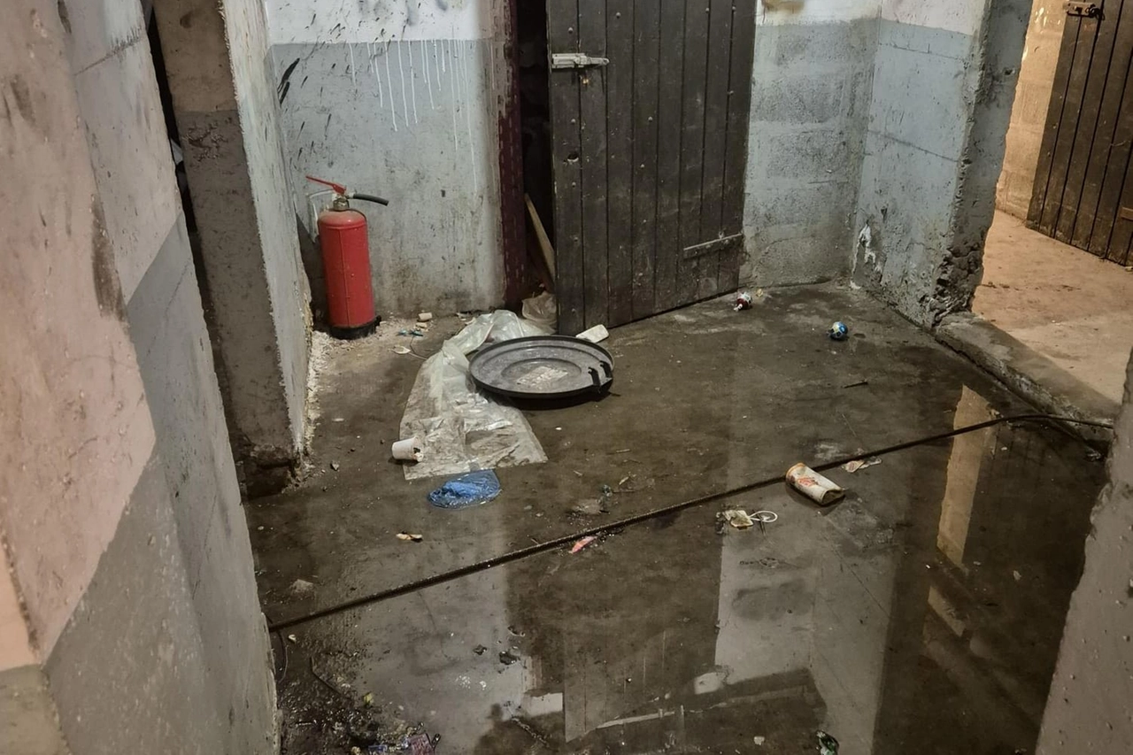 Uno degli spazi comuni delle cantine allagato e abbandonato a se stesso