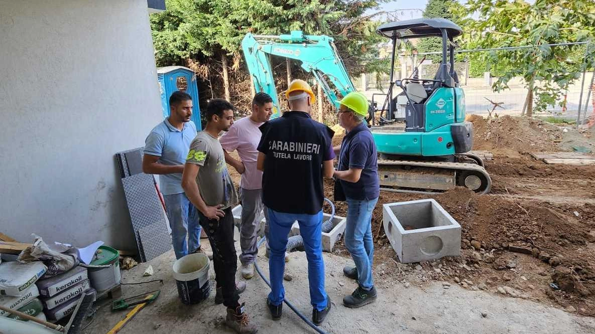Controlli del Nil in due cantieri a Lomazzo: due imprese sospese per lavoro nero, mancanza di sicurezza e parapetti sui balconi. Denunce e sanzioni per 4 persone. Controlli del Nil in due cantieri a Lomazzo: due imprese sospese per lavoro nero, mancanza di sicurezza e parapetti sui balconi. Denunce e sanzioni per 4 persone.