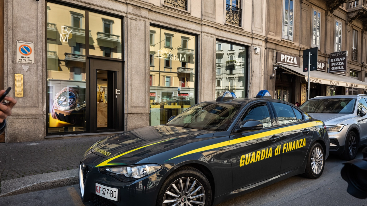 La Gioielleria Elysium via Pergolesi chiusa dalla Guardia di Finanza La Gioielleria Elysium via Pergolesi chiusa dalla Guardia di Finanza