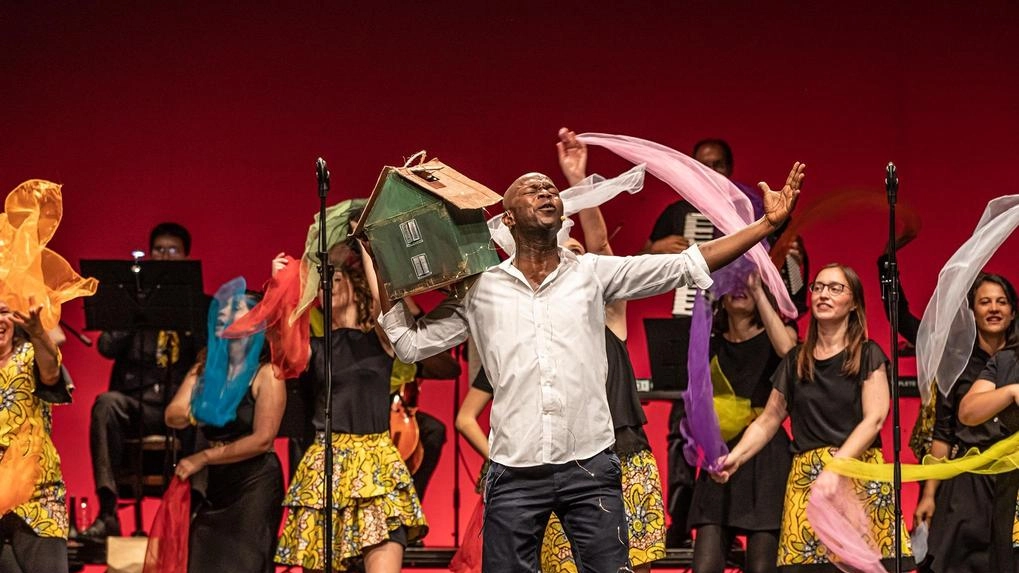 Il coro multietnico Elikya al cineteatro Nuovo di Sovico ll repertorio è basato sui canti nelle diverse lingue arrangiati dal direttore Raymond Bahati Il coro multietnico Elikya al cineteatro Nuovo di Sovico ll repertorio è basato sui canti nelle diverse lingue arrangiati dal direttore Raymond Bahati