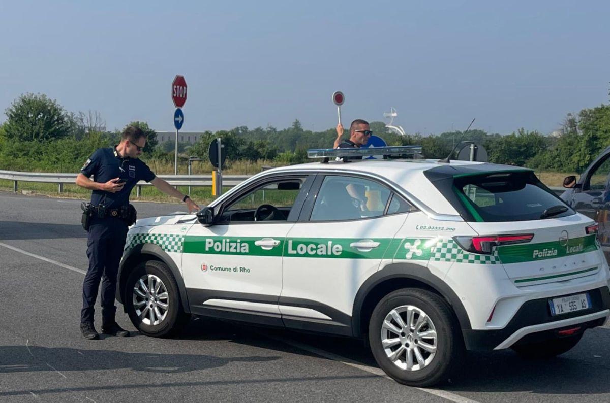 Rho, giovane al volante senza patente: scatta la denuncia insieme ai ricordi del Gratosoglio Rho, giovane al volante senza patente: scatta la denuncia insieme ai ricordi del Gratosoglio