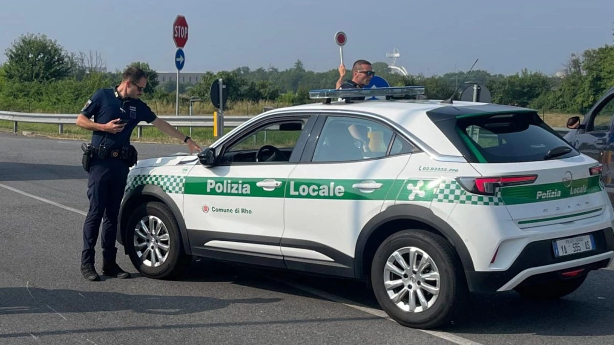 Agenti della polizia locale di Rho impegnati in controlli