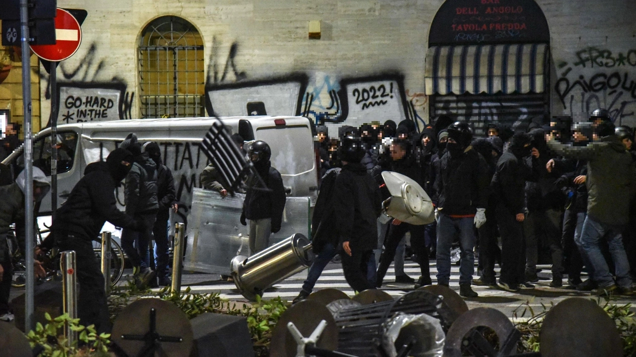 Il corteo in favore di Alfredo Cospito nella notte degli scontri a Milano Il corteo in favore di Alfredo Cospito nella notte degli scontri a Milano