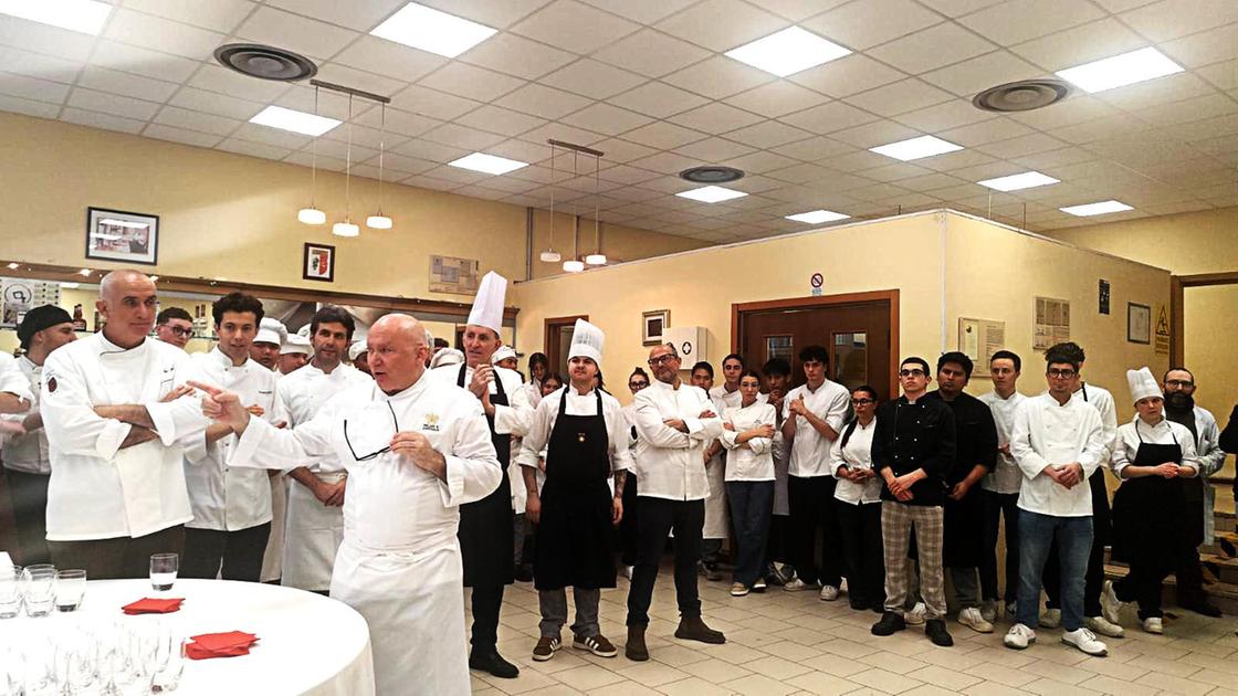 Con gli studenti ai fornelli: "Noi, chef stellati a scuola diamo la carica ai ragazzi" Con gli studenti ai fornelli: "Noi, chef stellati a scuola diamo la carica ai ragazzi"