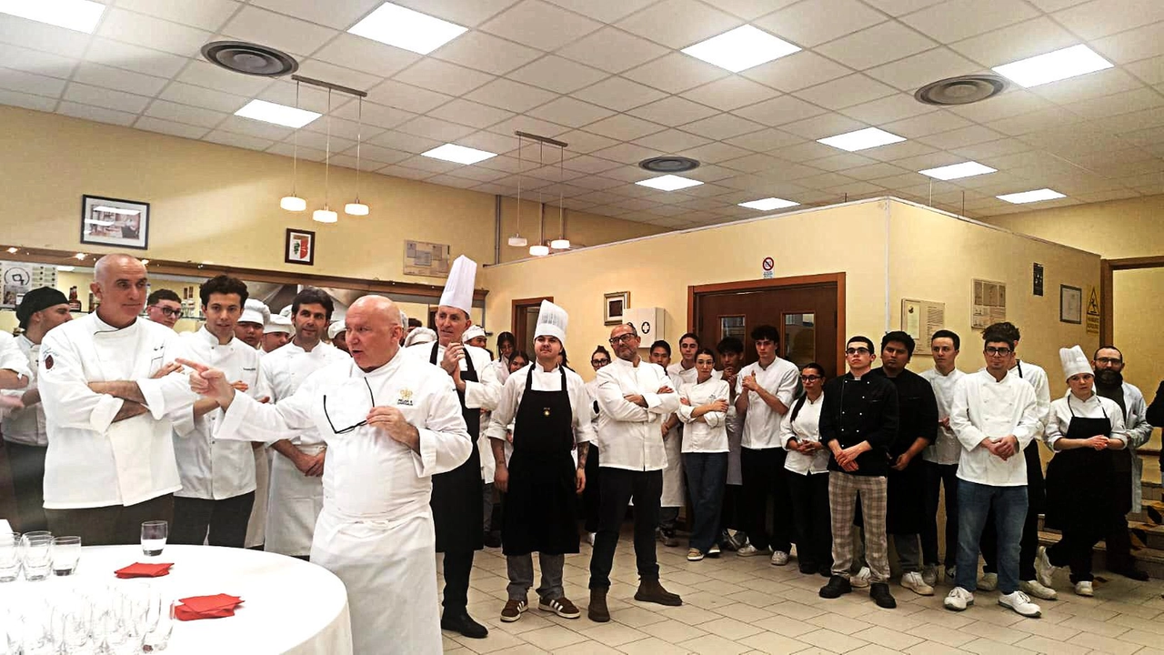 La lezione di Gaetano Trovato al Vespucci: bussola per chiarire le idee. E l’istituto alberghiero dedica un concorso all’indimenticabile prof Gallo. La lezione di Gaetano Trovato al Vespucci: bussola per chiarire le idee. E l’istituto alberghiero dedica un concorso all’indimenticabile prof Gallo.