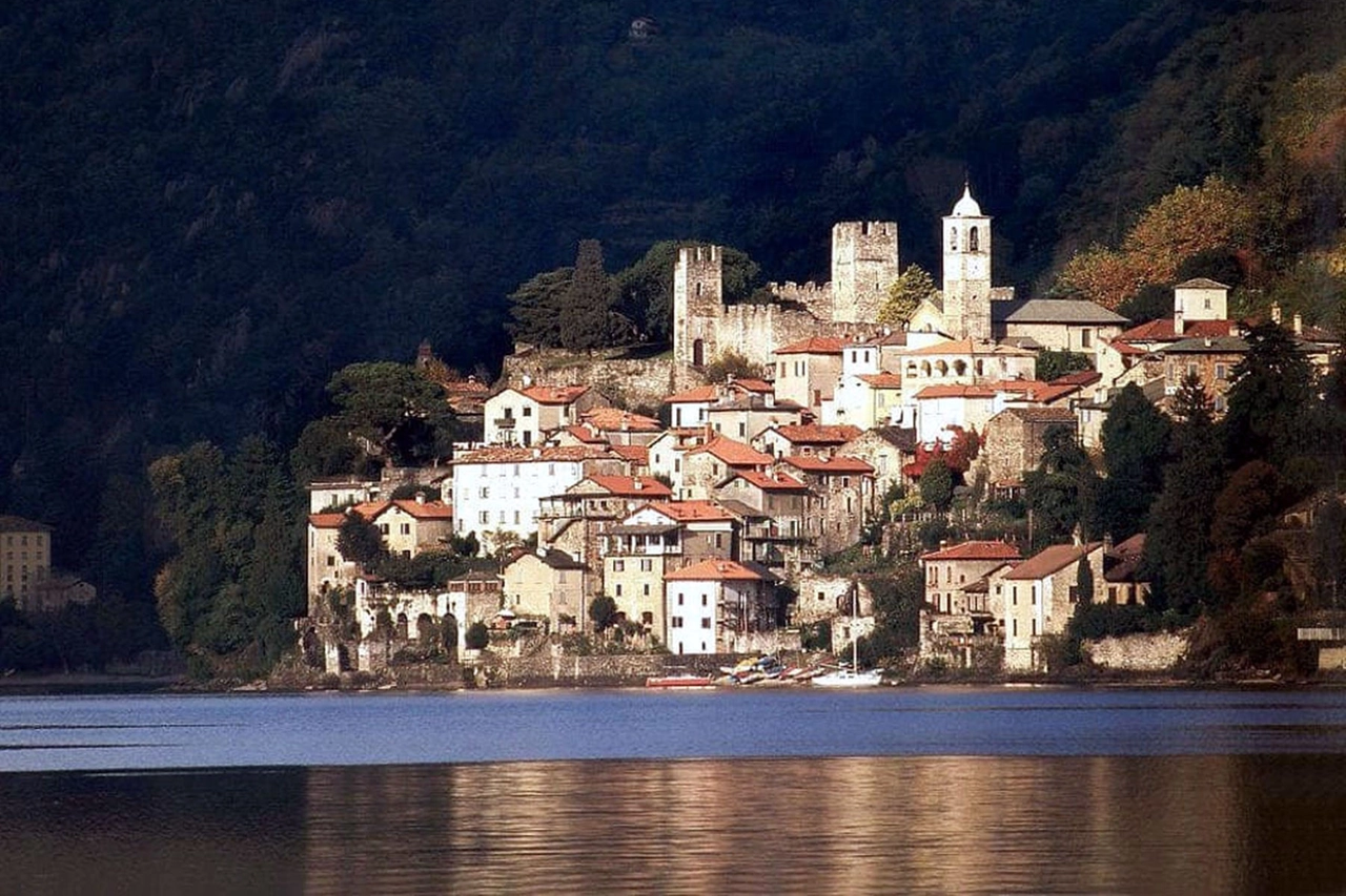 Il borgo medievale di Corenno Plinio, a Dervio, uno dei luoghi più visitati del lago di Como dove è stato introdotto il numero chiuso