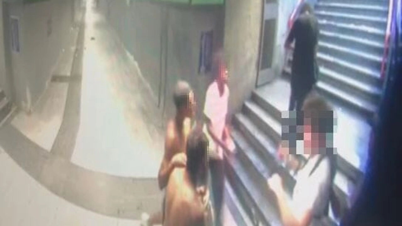 Uno dei frame del filmato delle telecamere che riprendono il pestaggio dello studente che stava attraversando il tunnel del metrò verde Uno dei frame del filmato delle telecamere che riprendono il pestaggio dello studente che stava attraversando il tunnel del metrò verde