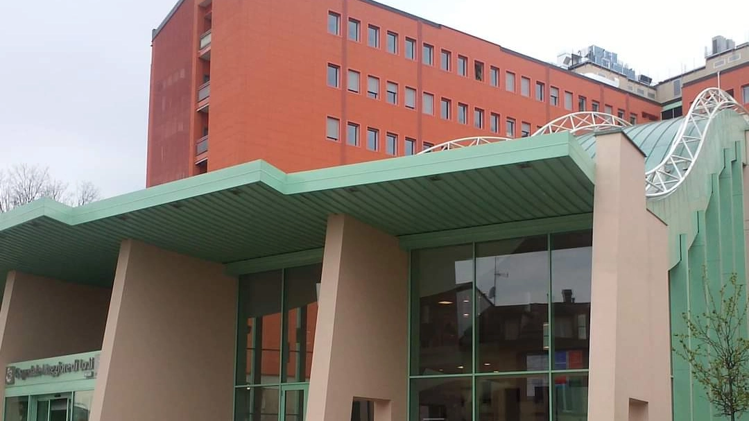 La donna è rimasta intrappolata con il neonato nell'ascensore dell'ospedale La donna è rimasta intrappolata con il neonato nell'ascensore dell'ospedale