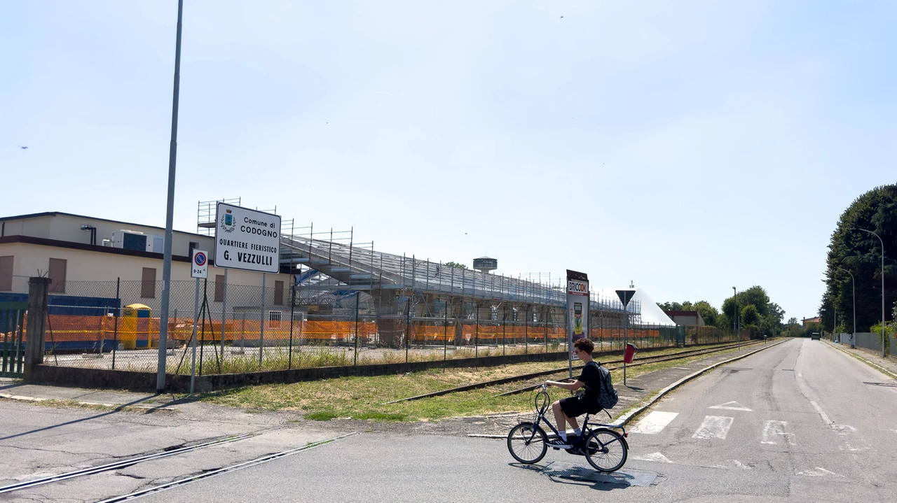 Lo “scheletro“ del padiglione da completare nel quartiere fieristico Lo “scheletro“ del padiglione da completare nel quartiere fieristico