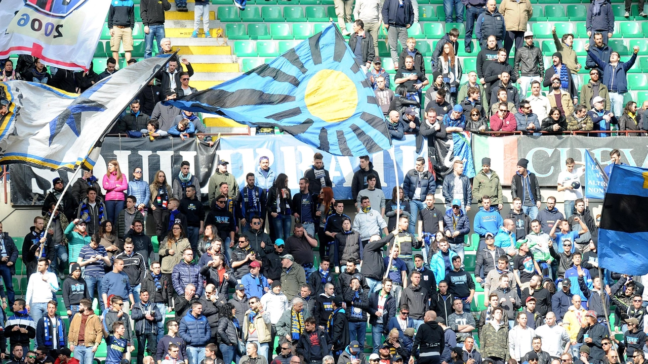 Ultras dell'Inter sventolano le bandiere nella curva nord dello stadio San Siro Ultras dell'Inter sventolano le bandiere nella curva nord dello stadio San Siro