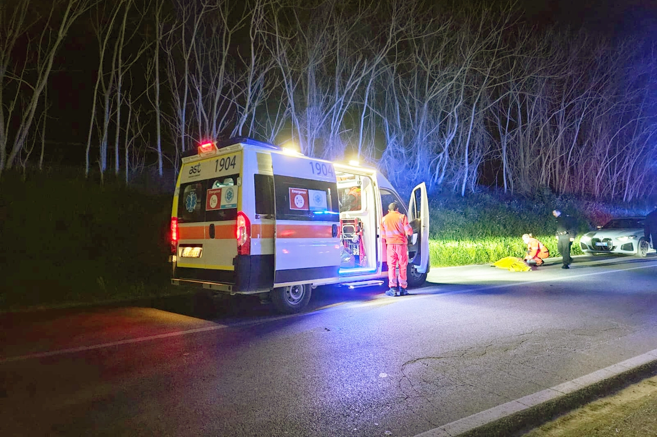 La vittima stava utilizzando la torcia del cellulare per illuminare la strada (immagine di repertorio)