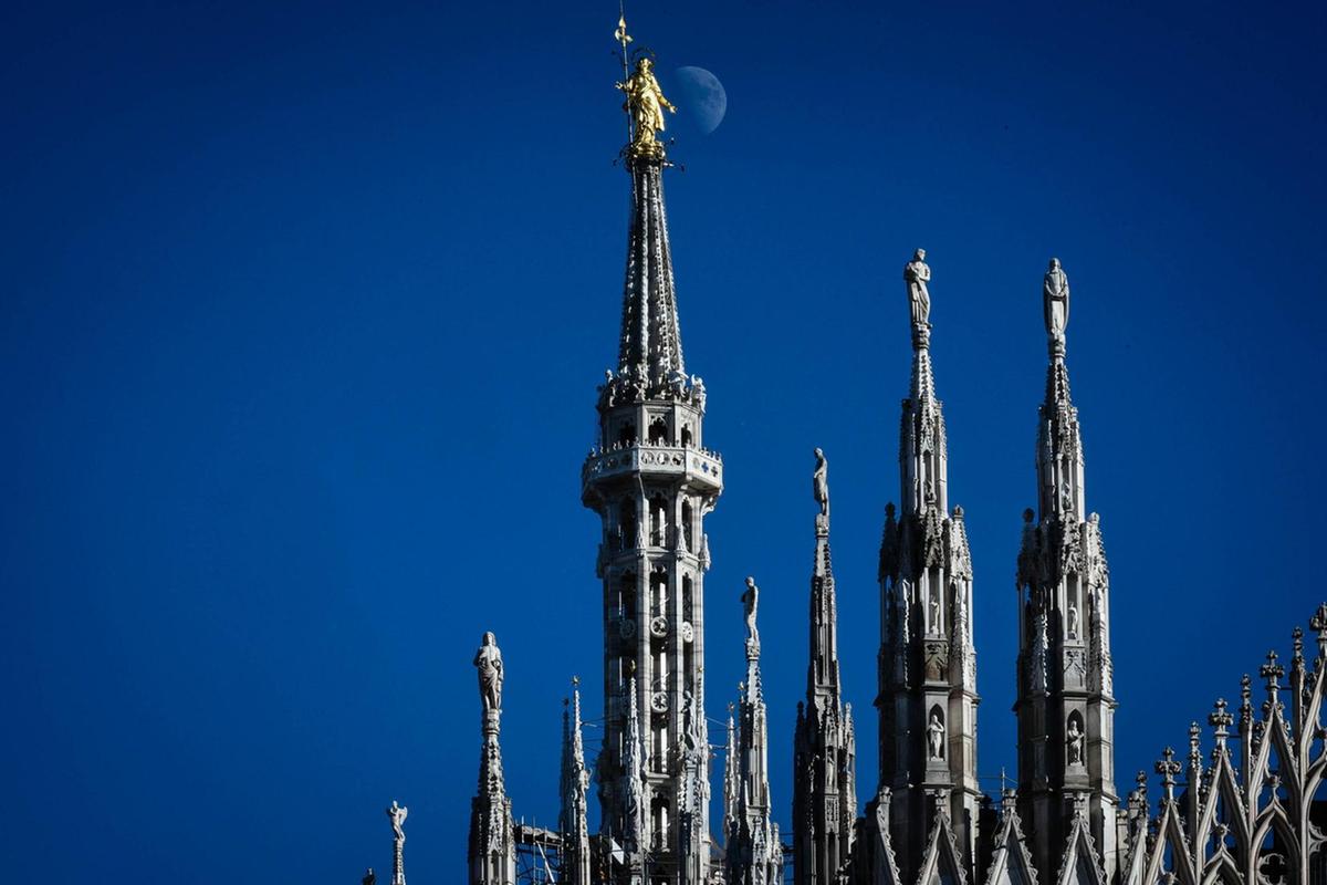 Il richiamo di Delpini ai milanesi: "Non esistono solo fama e ricchezza. È meglio camminare con gli altri" Il richiamo di Delpini ai milanesi: "Non esistono solo fama e ricchezza. È meglio camminare con gli altri"