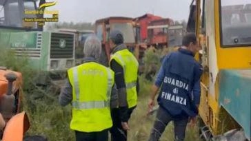 Sequestrati 31mila metri quadri nei comuni di Caselle Landi, Santo Stefano e Cornovecchio. C’erano motrici, escavatori, rottami ed attrezzi agricoli in metallo senza protezioni per l’ambiente. Sequestrati 31mila metri quadri nei comuni di Caselle Landi, Santo Stefano e Cornovecchio. C’erano motrici, escavatori, rottami ed attrezzi agricoli in metallo senza protezioni per l’ambiente.