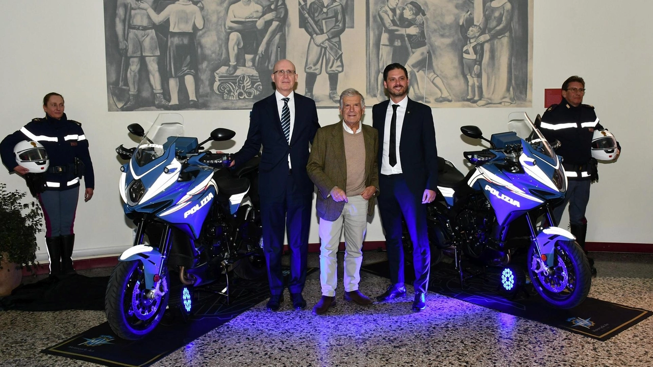 Consegna di due moto Turismo Veloce alla Questura di Varese da parte di Mv Agusta, con la presenza di Giacomo Agostini. Mezzi per potenziare il controllo del territorio e prevenire reati. Consegna di due moto Turismo Veloce alla Questura di Varese da parte di Mv Agusta, con la presenza di Giacomo Agostini. Mezzi per potenziare il controllo del territorio e prevenire reati.