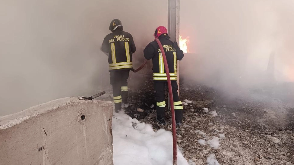 Rogo di rifiuti (foto di repertorio) Rogo di rifiuti (foto di repertorio)
