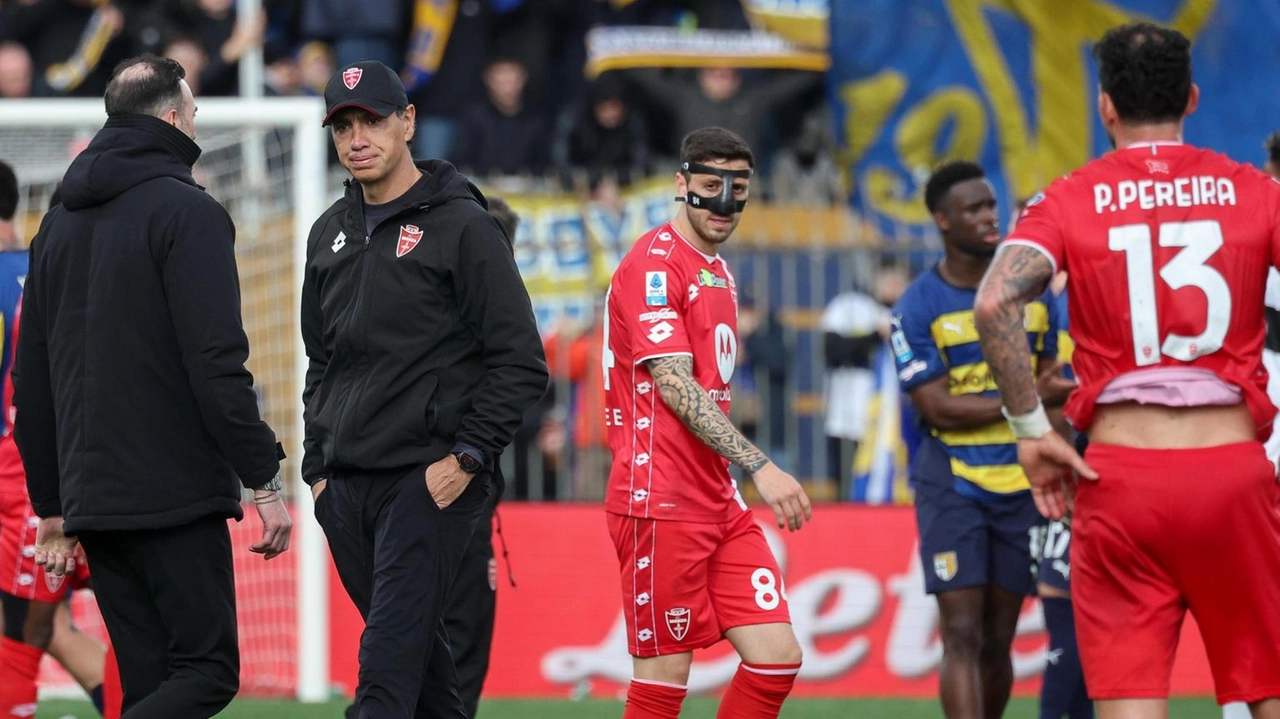 "Nella vita non si sa mai e non dobbiamo mollare...". Sconsolato, Alessandro Nesta. Allarga le braccia su alcune domande, quasi... "Nella vita non si sa mai e non dobbiamo mollare...". Sconsolato, Alessandro Nesta. Allarga le braccia su alcune domande, quasi...