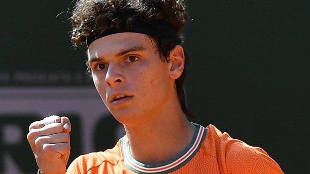 Pietro Fellin esce tra gli applausi al Villa Reale Tennis, dimostrando talento contro Matteo Gigante nel suo primo challenger.