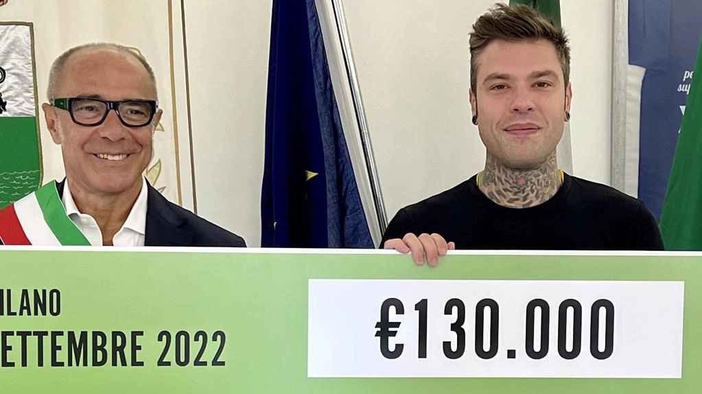 Il sindaco Gianni Ferretti con Fedez per una donazione a favore della città Il sindaco Gianni Ferretti con Fedez per una donazione a favore della città