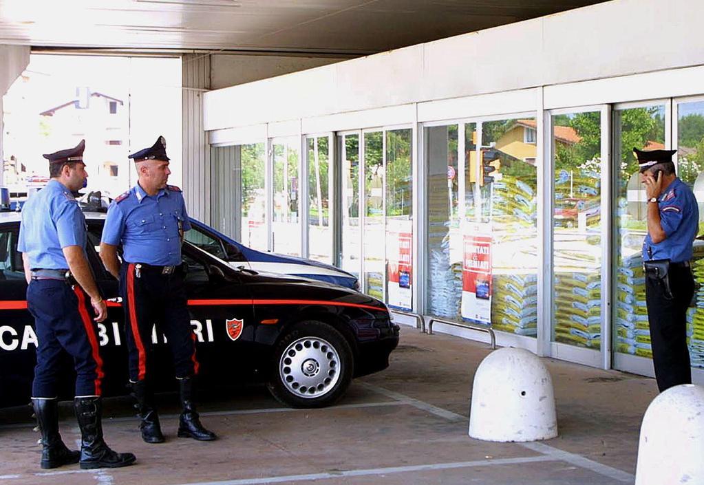 rissa davanti al supermercato tutta colpa di un affare di cuore