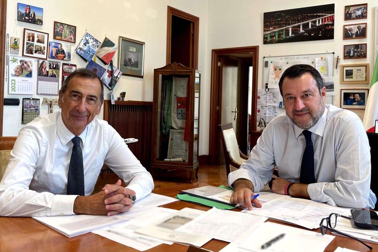 La vecchia foto di un incontro fra il sindaco di Milano Giuseppe Sala e il ministro dei Trasporti Matteo Salvini: sempre la mobilità al centro del dibattito