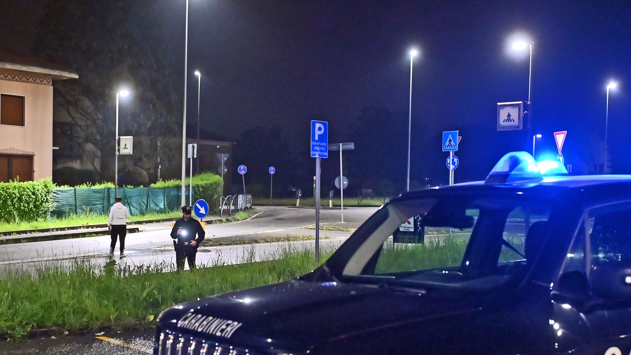 Le indagini dei carabinieri nel luogo dove sono avvenuti gli spari Le indagini dei carabinieri nel luogo dove sono avvenuti gli spari