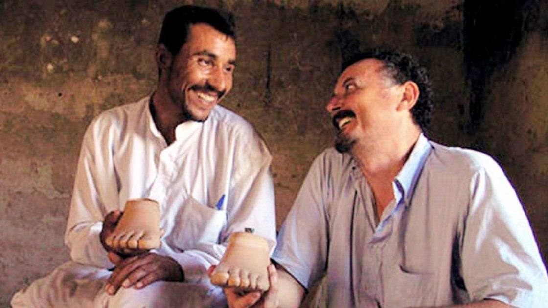 Enzo Baldoni con Mohamed, l’uomo che in seguito a un bombardamento americano in Iraq perse entrambe le gambe Enzo Baldoni con Mohamed, l’uomo che in seguito a un bombardamento americano in Iraq perse entrambe le gambe