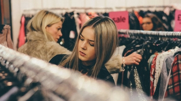 Le 5 tecniche psicologiche che ci spingono a comprare cose che non ci servono durante i saldi