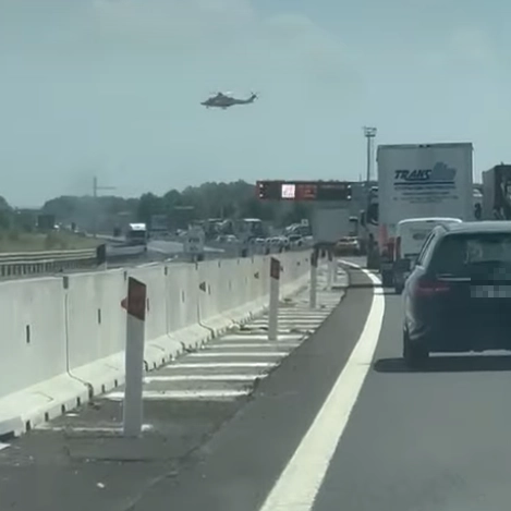 Traffico sul raccordo autostradale dopo lo schianto (Video Facebook Lara Cavagnini)