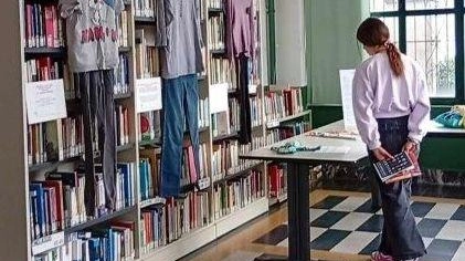 La mostra resterà aperta sino al 10 giugno alla biblioteca comunale Ieri è stata visitata dagli alunni di seconda e terza media Foto di Elisa Martorana per Fondazione Morandi La mostra resterà aperta sino al 10 giugno alla biblioteca comunale Ieri è stata visitata dagli alunni di seconda e terza media Foto di Elisa Martorana per Fondazione Morandi