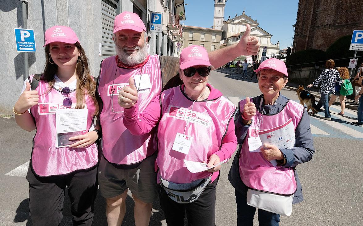 lo show del giro d italia migliaia di tifosi in delirio cesano si colora di rosa