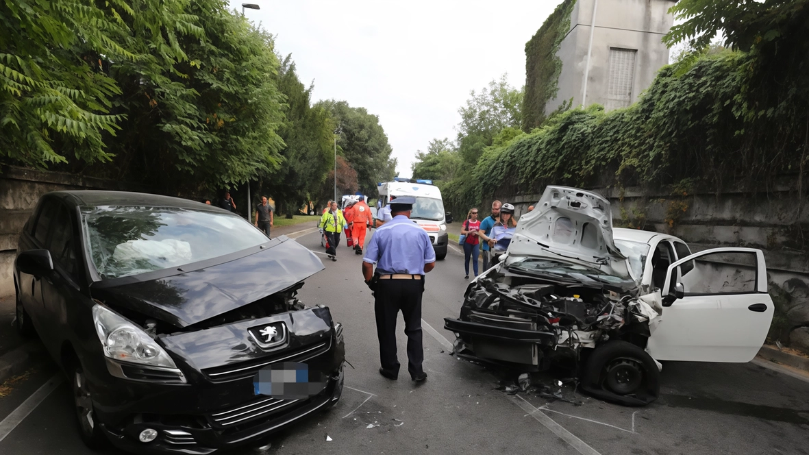 Uno dei tanti gravi incidenti stradali che hanno tenuto impegnati gli agenti della polizia locale, ogni anno se ne registrano in genere un migliaio: il 75% avviene in città e il 15% è dovuto alla distrazione dei conducenti Uno dei tanti gravi incidenti stradali che hanno tenuto impegnati gli agenti della polizia locale, ogni anno se ne registrano in genere un migliaio: il 75% avviene in città e il 15% è dovuto alla distrazione dei conducenti