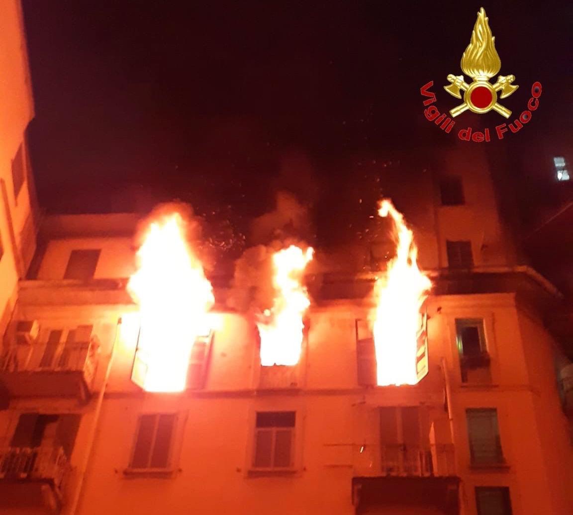 incendio nella notte a milano evacuata palazzina a crescenzago due intossicati