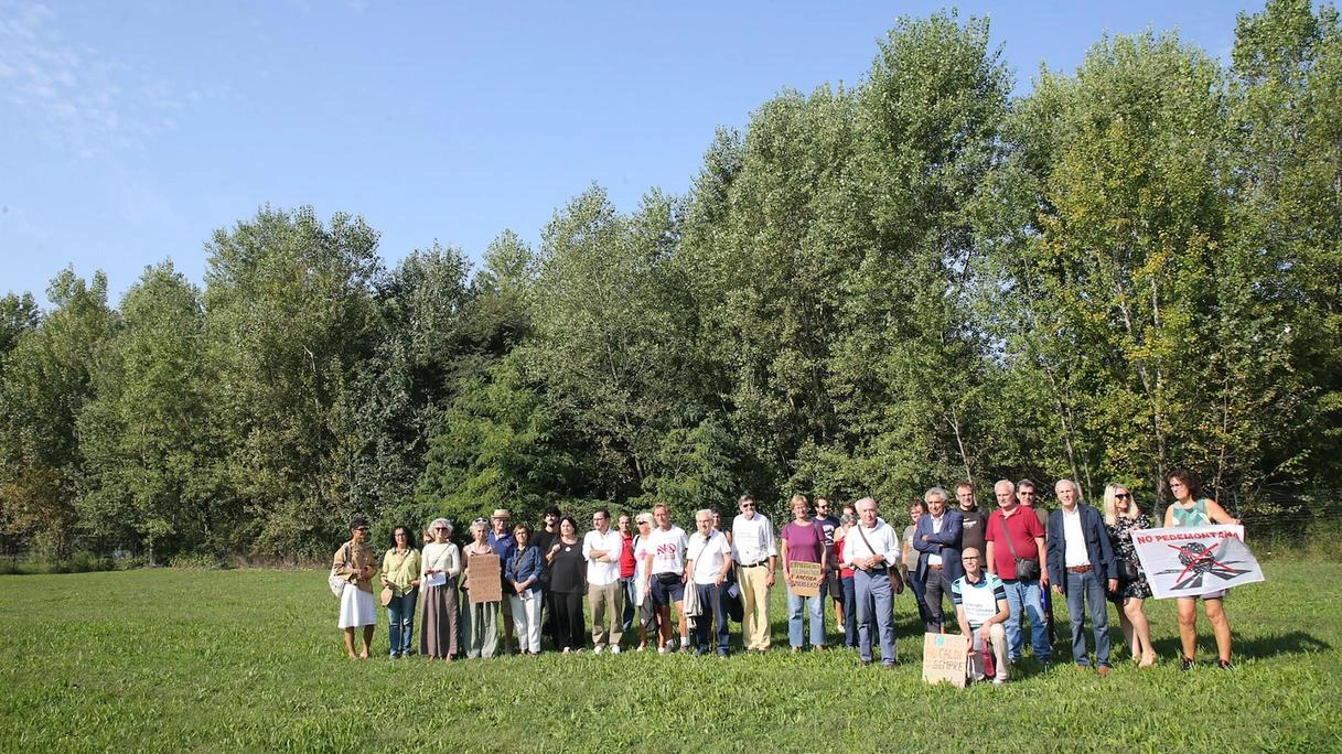 Presidio del Coordinamento dei comitati di quartiere e associazioni spontanee ieri mattina davanti alla sede della Provincia per protestare contro... Presidio del Coordinamento dei comitati di quartiere e associazioni spontanee ieri mattina davanti alla sede della Provincia per protestare contro...