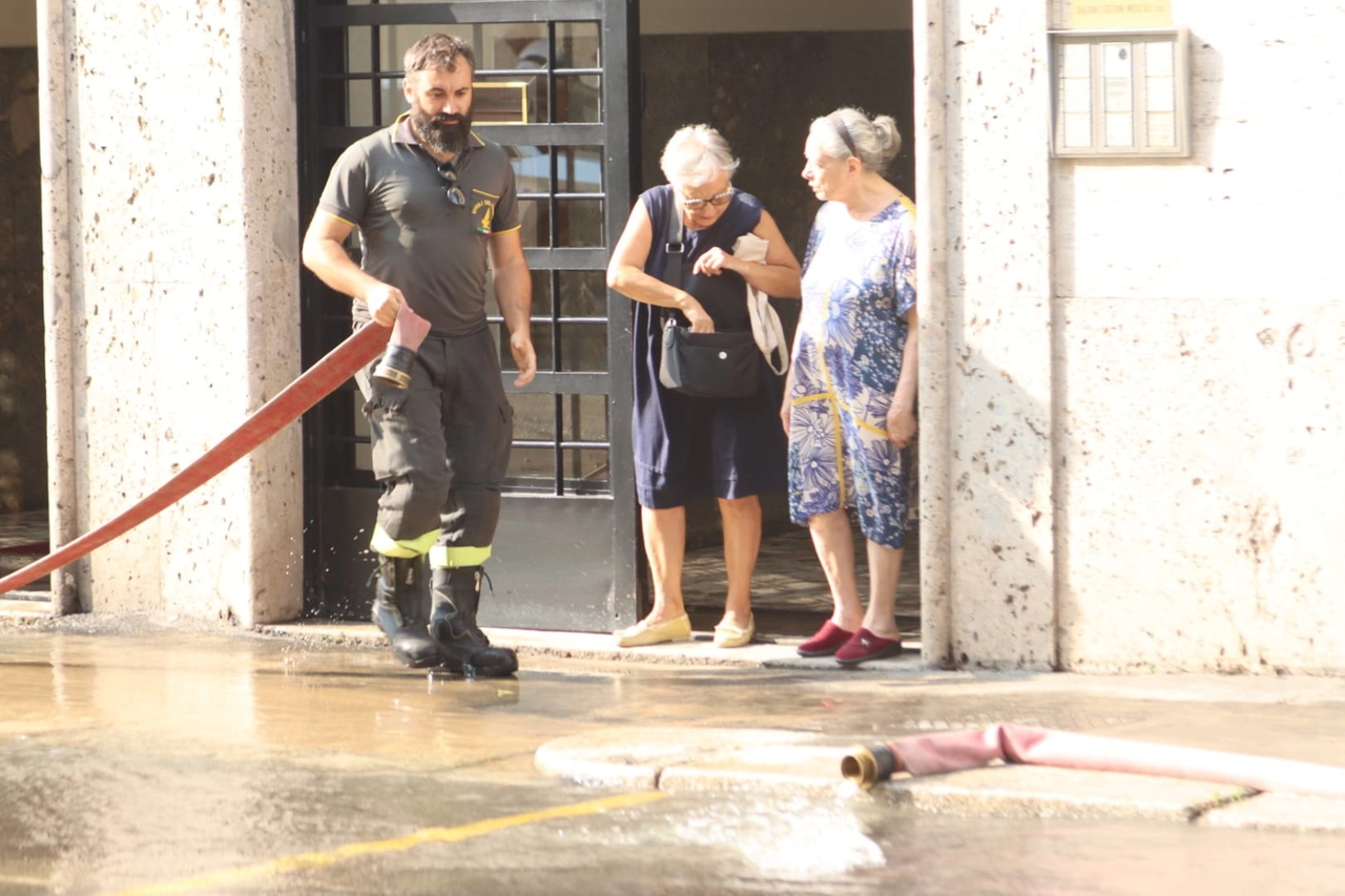 I vigili del fuoco sul posto (Salmoirago)