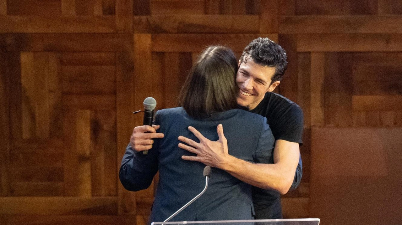 Roberto Bolle abbraccia sul palco la rettrice della Cattolica Elena Beccalli Roberto Bolle abbraccia sul palco la rettrice della Cattolica Elena Beccalli