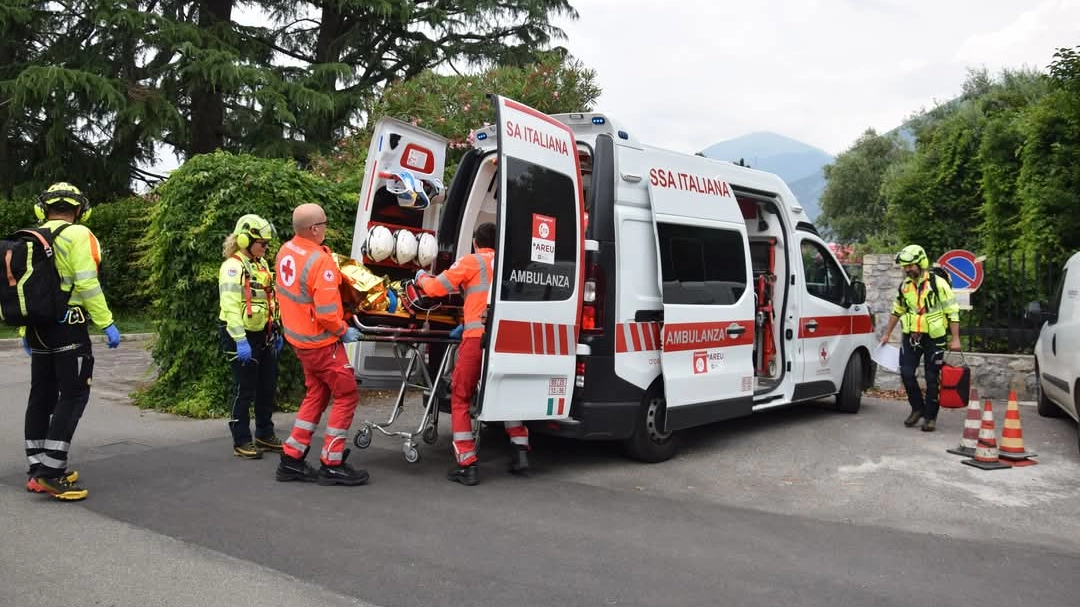 I soccorritori caricano il ferito sull'ambulanza (foto Alberto Glisoni) I soccorritori caricano il ferito sull'ambulanza (foto Alberto Glisoni)