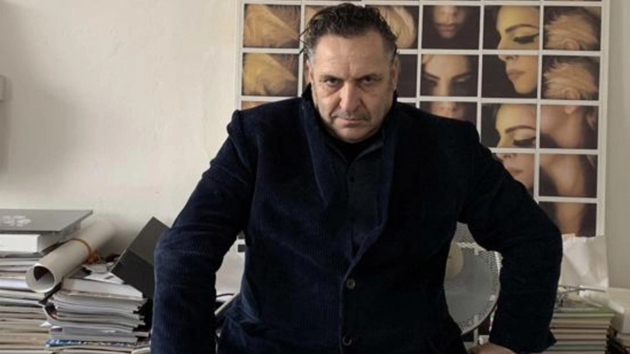 Il fotografo Maurizio Galimberti, classe 1956, cresciuto a Meda dove iniziò a lavorare come geometra nell’azienda di famiglia, ha raggiunto la fama internazionale Il fotografo Maurizio Galimberti, classe 1956, cresciuto a Meda dove iniziò a lavorare come geometra nell’azienda di famiglia, ha raggiunto la fama internazionale
