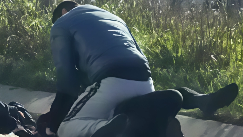 L'uomo ha bloccato la donna mentre stava praticando jogging: nel divincolarsi, è caduta ed è riuscita a scappare L'uomo ha bloccato la donna mentre stava praticando jogging: nel divincolarsi, è caduta ed è riuscita a scappare