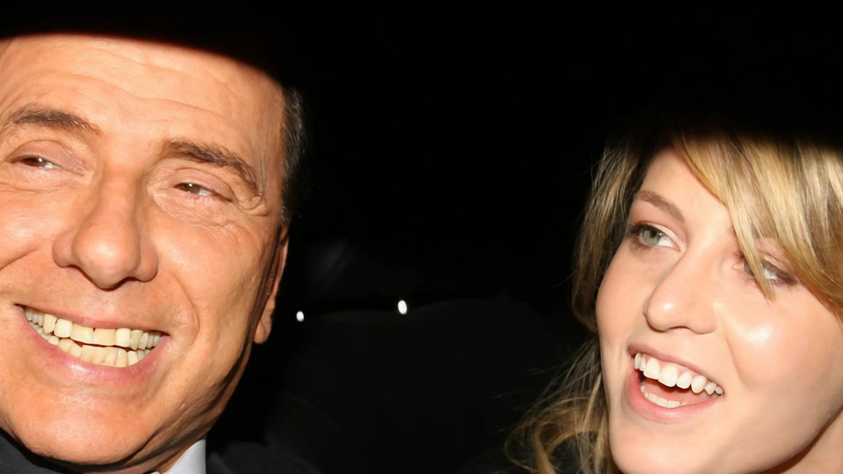 Barbara Berlusconi, 40 anni, sorride accanto al padre Silvio, imprenditore ed ex presidente del Consiglio (1936-2023) Barbara Berlusconi, 40 anni, sorride accanto al padre Silvio, imprenditore ed ex presidente del Consiglio (1936-2023)